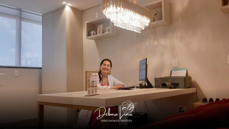 doutora Débora Lima endocrinologista pediátrico em Divinópolis em seu consultório.